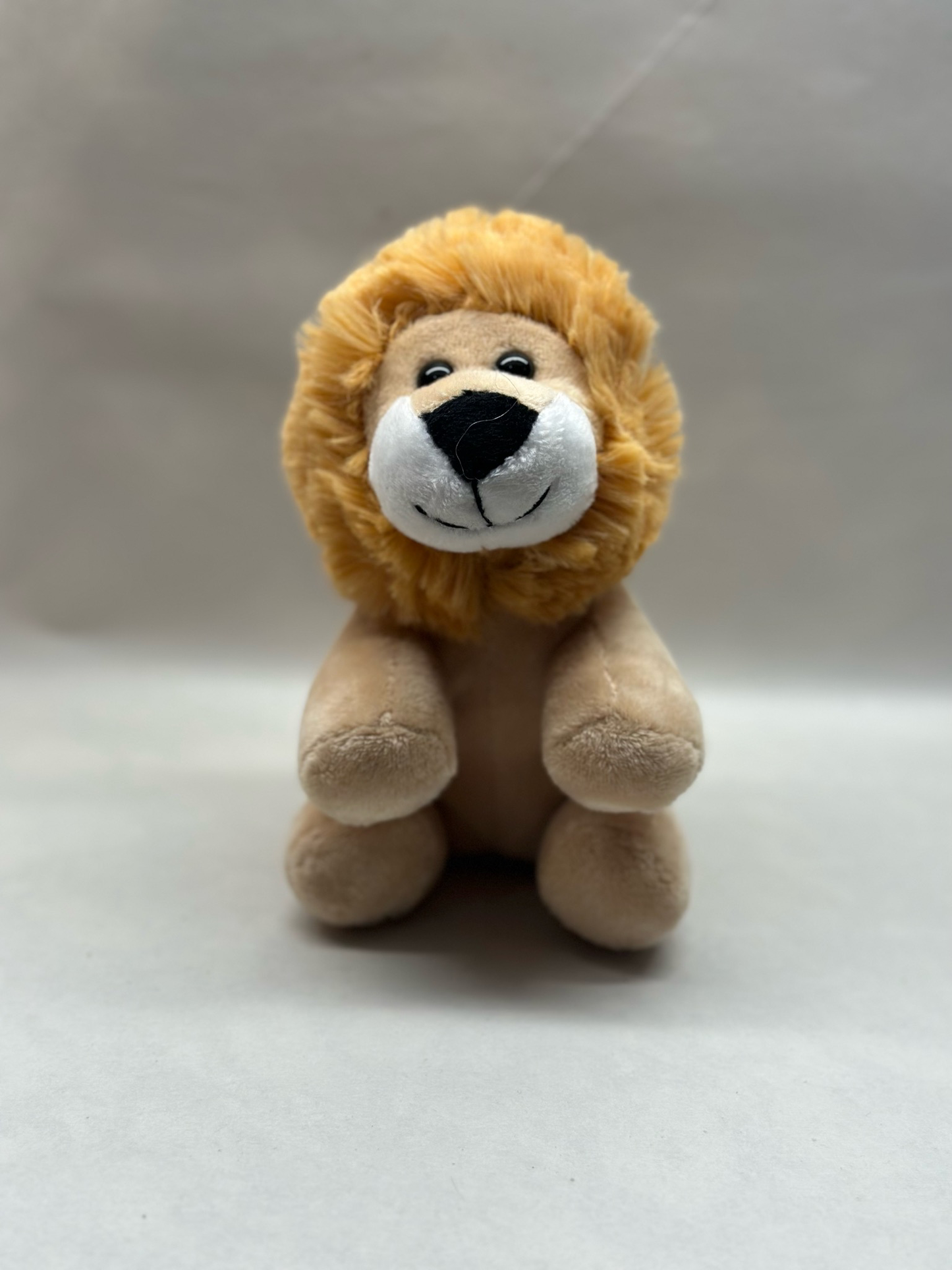 6" Sitting Lion